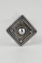 Load image into Gallery viewer, Vintage Shield Ring
